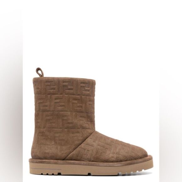Brand new women’s Fendi
APRES CHIC FF CHAMOIS LOW BOOTS size 8 - Picture 1 of 10